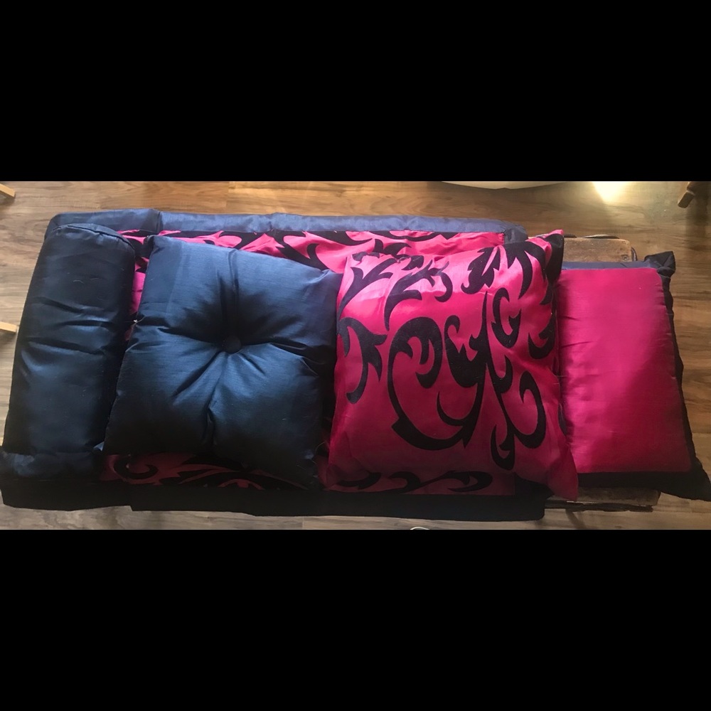 Red and black pillow set